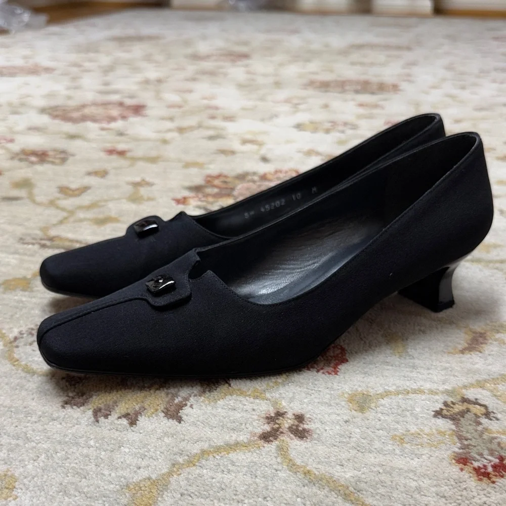 Stuart Weitzman Buttondown style heel